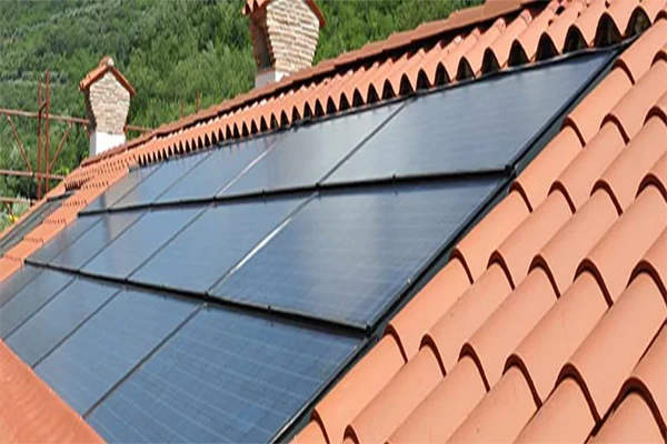 Maison après l'installation de panneaux solaires pour des économies d'énergie optimales