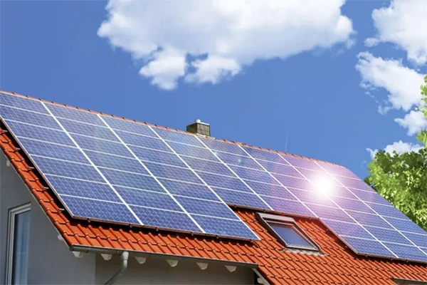 Toiture rénovée avec panneaux solaires intégrés pour une autonomie énergétique accrue