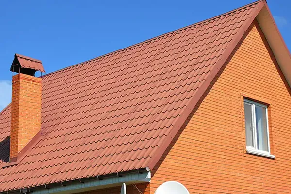 Toiture avant rénovation avec panneaux solaires intégrés